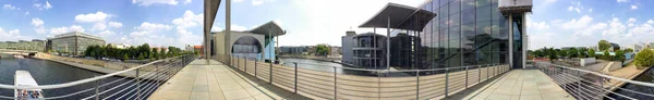 Berlin, deutschland - juli 2016: touristen besuchen gebäude nahe der spree — Stockfoto