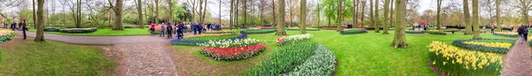 Keukenhof; Nizozemsko - duben 2015: Turisté navštívit Keukenho — Stock fotografie