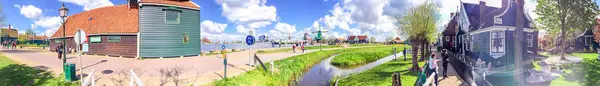 ZAANSE SCHANS, THE NETHERLANDS - APRIL 2015: Tourists visit famo — Stock Photo, Image