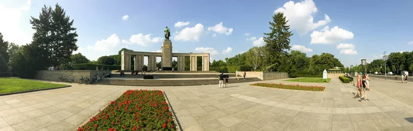 Berlin, Németország - július 2016: Turista látogat orosz Memorial. Kell — Stock Fotó