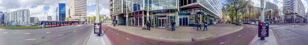 Rotterdam, Nederländerna - April 2015: Turister besöker staden str — Stockfoto