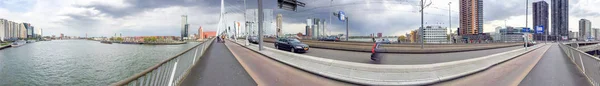 Rotterdam, Holandia - kwietnia 2015: Turystów wzdłuż miasta str — Zdjęcie stockowe