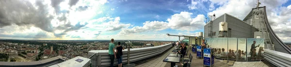 LEIPZIG, ALEMANHA - JULHO 2016: Turistas visitam o telhado da cidade. Leipz — Fotografia de Stock