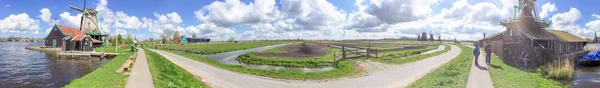 ZAANSE SCHANS, THE NETHERLANDS - APRIL 2015: Tourists visit famo — Stock Photo, Image