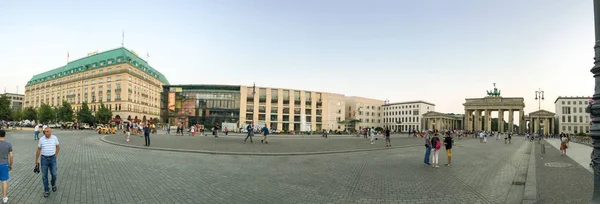 BERLIM, ALEMANHA - JULHO 2016: Turistas visitam o Portão de Brandemburgo. Seja — Fotografia de Stock