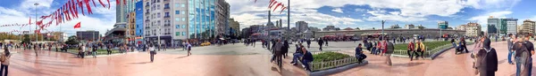 ISTANBUL - OCTUBRE 2014: Turistas en la Plaza Taksim. Estambul att —  Fotos de Stock