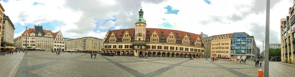 Leipzig, deutschland - juli 2016: touristen besuchen die innenstadt. leipzi — Stockfoto