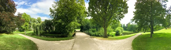 Panoramisch uitzicht stadspark — Stockfoto