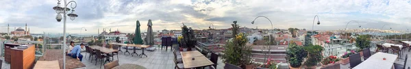 Touristen genießen den Blick auf die Stadt von einem Dach, Istanbul — Stockfoto