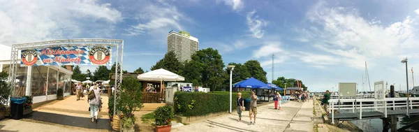 TRAVEMUNDE, ALEMANIA - JULIO 2016: Los turistas visitan el centro de la ciudad. Tra —  Fotos de Stock