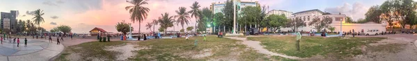 Malé, Maldives - mars 2015: Turister längs Maldiverna kapital str — Stockfoto