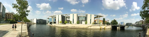 BERLIN, GERMANY - JULY 2016: Tourists visit buildings near Spree — Stock Photo, Image