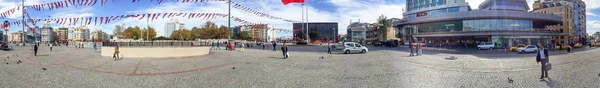ISTANBUL - OCTUBRE 2014: Turistas en la Plaza Taksim. Estambul att —  Fotos de Stock