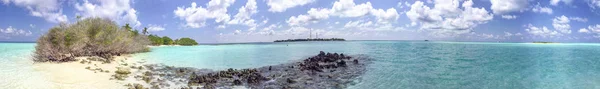 몰디브의 아름 다운 색상입니다. 전경이 있는 작은 섬입니다. — 스톡 사진