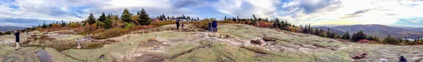 ACADIA NP, MAINE - OCTOBER 2015: Туристы посещают национальный парк. A — стоковое фото