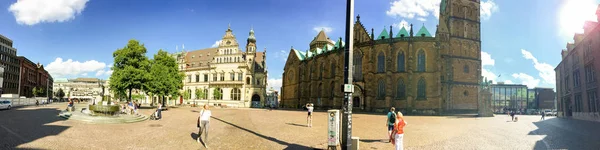 CELLE, ALEMANIA - JULIO 2016: Los turistas visitan el centro de la ciudad. Celle en —  Fotos de Stock