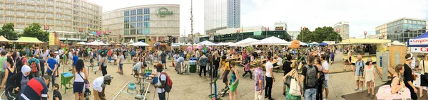 柏林，德国-7 月 2016年︰ 游客参观亚历山大广场。贝尔 — 图库照片