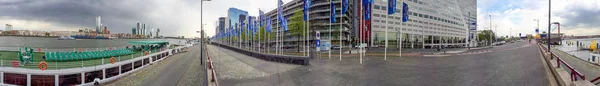 Rotterdam, Nederland - April 2015: Toeristen langs stad str — Stockfoto