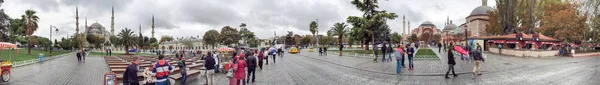 ISTANBUL - OCTUBRE 2014: Turistas en Sultanahmet. Attra de Estambul —  Fotos de Stock