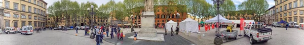 LUCCA, ITALIA - ABRIL 2015: Turistas a lo largo de la plaza de la ciudad, panorámica —  Fotos de Stock