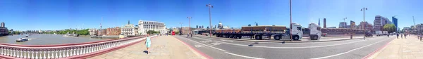 LONDRES - JUNHO 2015: Turistas ao longo das ruas da cidade. Londres atrai — Fotografia de Stock