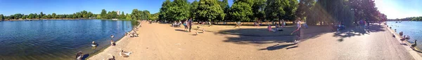 Londýn - červen 2015: Turisté procházka v Hyde parku, panoramatický pohled. — Stock fotografie