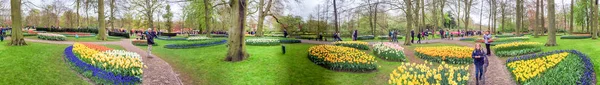 KEUKENHOF; PAÍSES BAJOS - ABRIL 2015: Los turistas visitan Keukenho — Foto de Stock