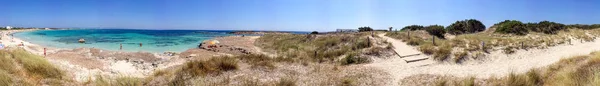 A turisták élvezhetik a csodálatos sziget beach, Formentera - Spanyolország — Stock Fotó