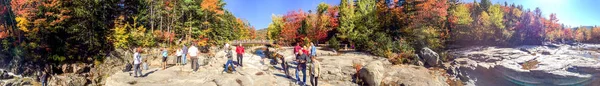 Вермонт, США - жовтня 2015: Туристів відвідують падає ставок. Вермонт — стокове фото