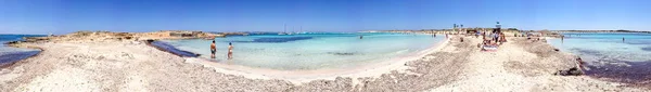 素晴らしい島ビーチ、フォル メンテラ島 - スペインを楽しむ観光客 — ストック写真