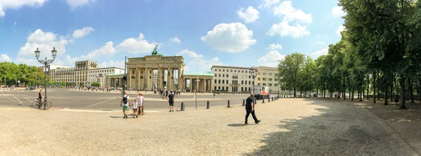 BERLÍN, ALEMANIA - JULIO 2016: Los turistas visitan la Puerta de Brandeburgo. Sé —  Fotos de Stock