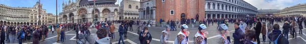 VENECIA, ITALIA - FEBRERO 2015: Turistas en la Plaza de San Marcos, panor — Foto de Stock