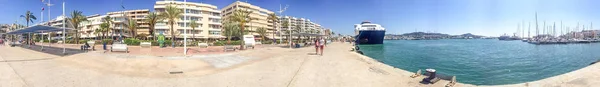 IBIZA, ESPAÑA - JUNIO 2015: Los turistas caminan en el puerto de la ciudad, panora —  Fotos de Stock