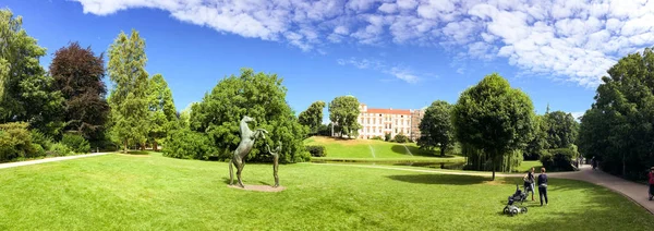 CELLE, ALEMANHA - JULHO 2016: Os turistas visitam o parque da cidade. Celle attr — Fotografia de Stock