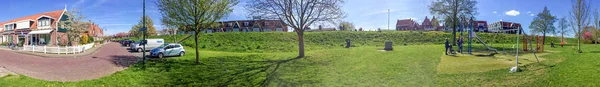 Volendam, Nizozemsko - duben 2015: Turisté navštěvují slavné ci — Stock fotografie