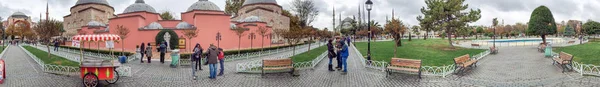 СТАНБУЛ - ОКТЯБРЬ 2014: Туристы в Султанахмет. Стамбульская аттра — стоковое фото