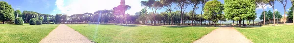 Красивый городской парк в Ареццо, Тоскана. Панорамный вид — стоковое фото