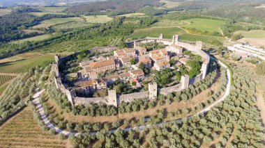 Monteriggioni, Toskana için ortaçağ şehir Beautiul havadan görünümü 