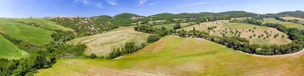 Atemberaubende Panorama-Luftaufnahme der Hügel der Toskana im Frühling — Stockfoto