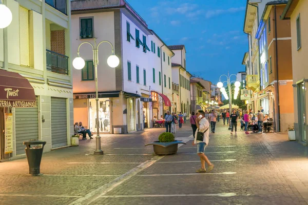 Follonica, Itálie - Květen 27, 2016: Hlavní ulice v noci s touri — Stock fotografie