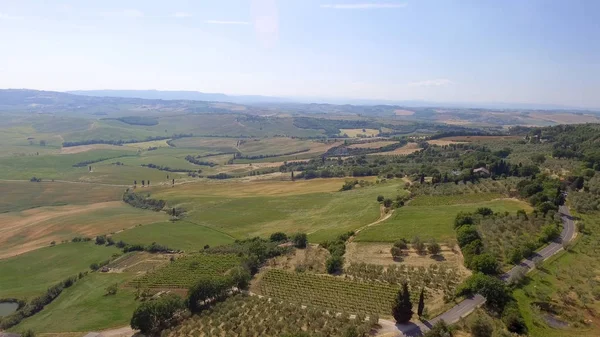 Tuscany platteland heuvels, schitterende luchtfoto in het voorjaar — Stockfoto