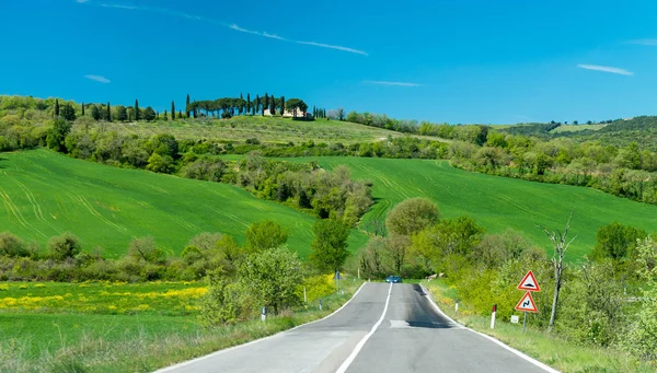 Wunderschöne Hügel der Toskana im Frühling — Stockfoto