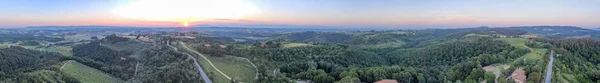 Atemberaubende Sonnenuntergang Panorama-Luftaufnahme der toskanischen Hügel im Frühling — Stockfoto