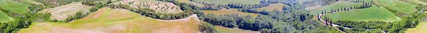 Vue aérienne panoramique imprenable sur les collines toscanes au printemps — Photo