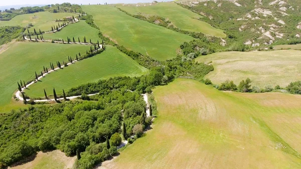 Geweldige luchtfoto van kronkelende weg van Tuscany platteland in sprin — Stockfoto