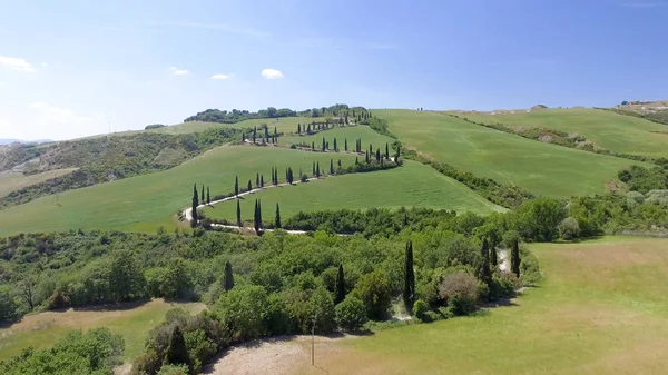 Tuscany kırsal dolambaçlı yol sprin içinde şaşırtıcı havadan görünümü — Stok fotoğraf