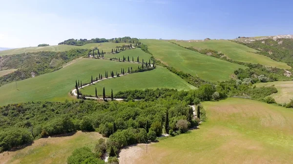 Tuscany kırsal dolambaçlı yol sprin içinde şaşırtıcı havadan görünümü — Stok fotoğraf