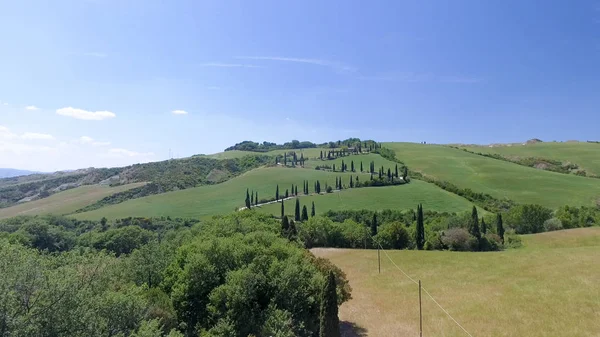 Amazing aerial view of Tuscany countryside winding road in sprin — Stock Photo, Image