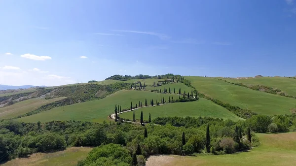 Fantastiska Flygfoto över Tuscany landsbygden slingrande väg i perma — Stockfoto