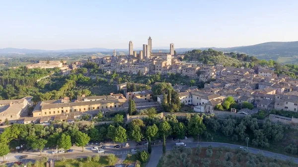 Hermosa puesta de sol vista aérea de San Gimignano, pequeña medieval a — Foto de Stock